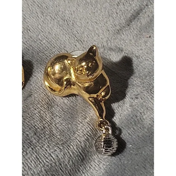 Vintage gold & silver tone cat kitten playing with ball of yarn dangle earrings - Picture 2 of 8